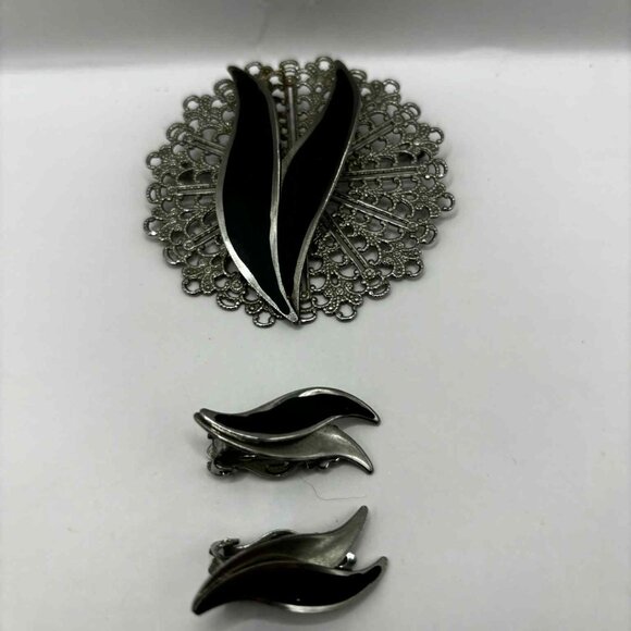 Vintage Filigree Brooch and clip on earrings - Picture 1 of 4